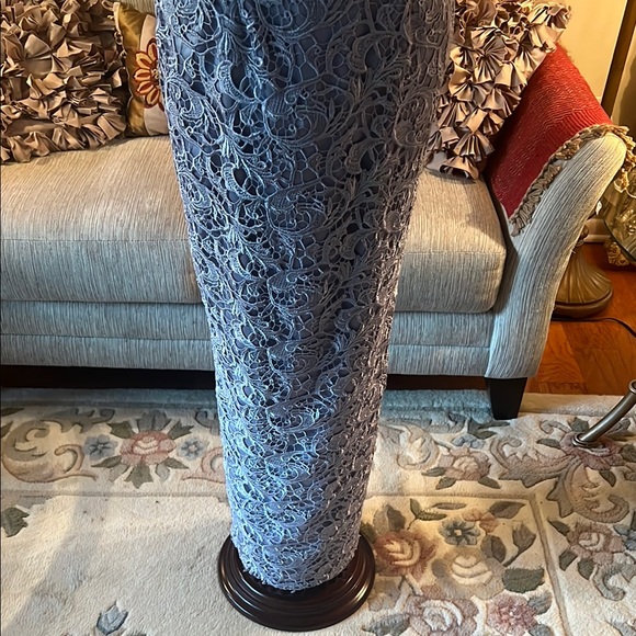 Elegant Lace Evening Gown - Picture 4 of 8